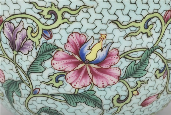 琺瑯彩粉綠錦地花卉紋酒鍾