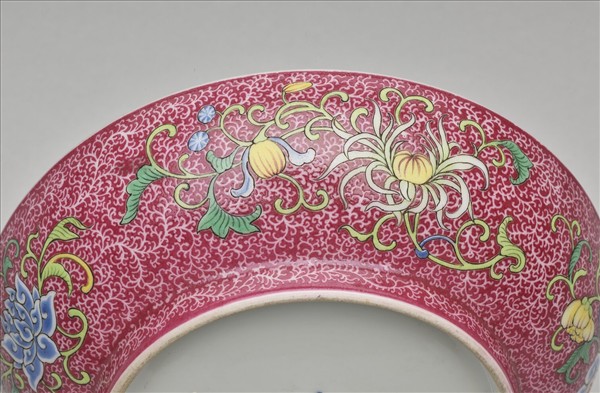 洋彩紅錦地三多紋碟