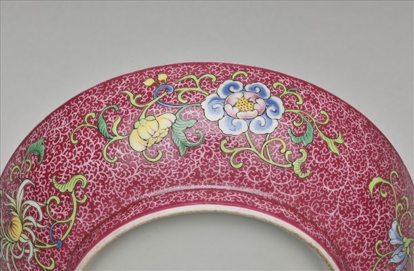 洋彩紅錦地三多紋碟