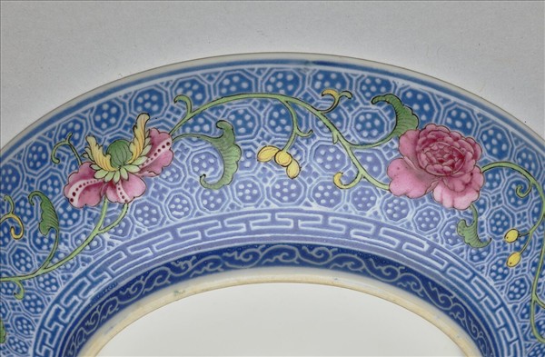 琺瑯彩藍錦地瓜瓞紋碟