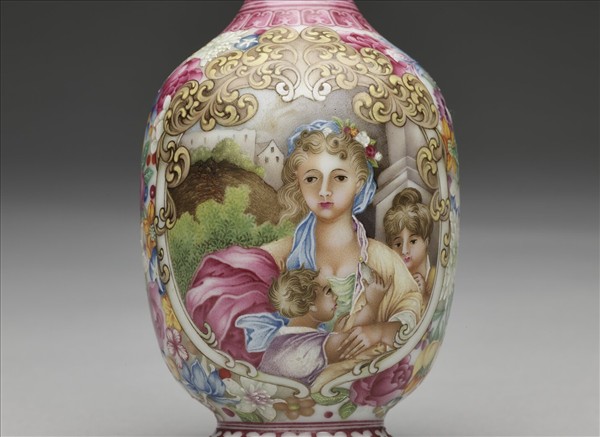 琺瑯彩錦地開光西洋人物圖貫耳瓶