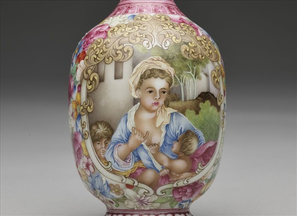 琺瑯彩錦地開光西洋人物圖貫耳瓶