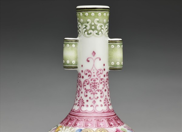 琺瑯彩錦地開光西洋人物圖貫耳瓶