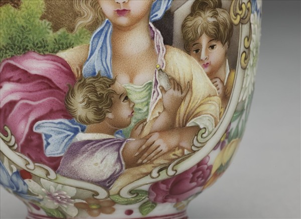 琺瑯彩錦地開光西洋人物圖貫耳瓶