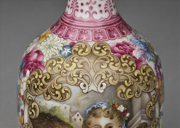 琺瑯彩錦地開光西洋人物圖貫耳瓶