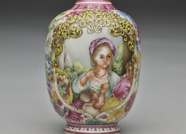 琺瑯彩錦地開光西洋人物圖貫耳瓶