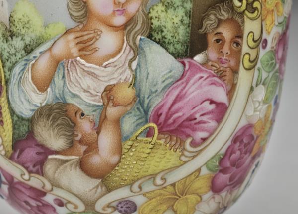 琺瑯彩錦地開光西洋人物圖貫耳瓶