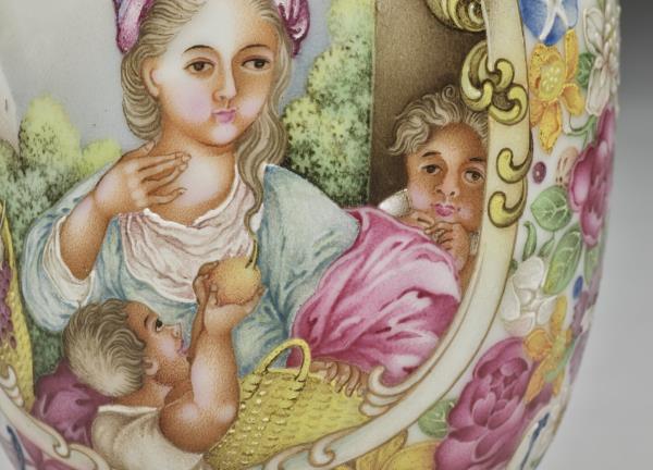 琺瑯彩錦地開光西洋人物圖貫耳瓶