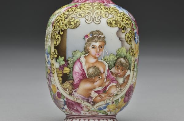 琺瑯彩錦地開光西洋人物圖貫耳瓶