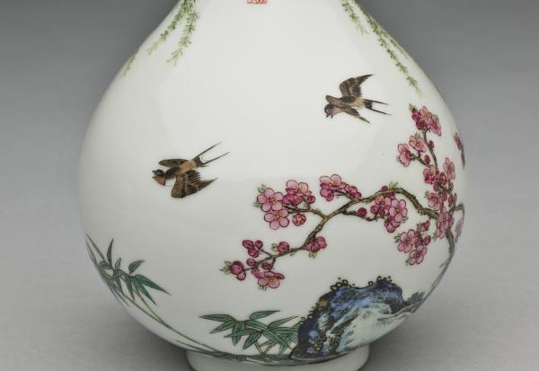 琺瑯彩桃柳爭春蒜頭瓶