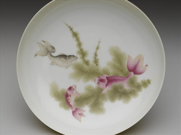 琺瑯彩黃地剔花魚藻碟