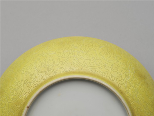 琺瑯彩黃地剔花魚藻碟