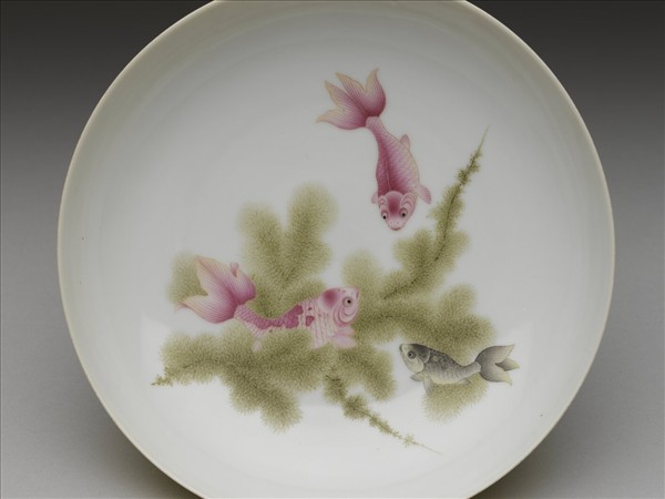 琺瑯彩黃地剔花魚藻碟