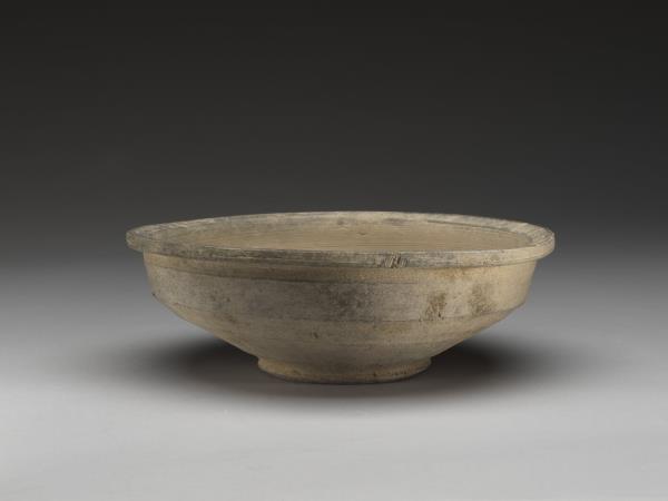 墨地素三彩四季花鳥瓷方瓶- 故宮