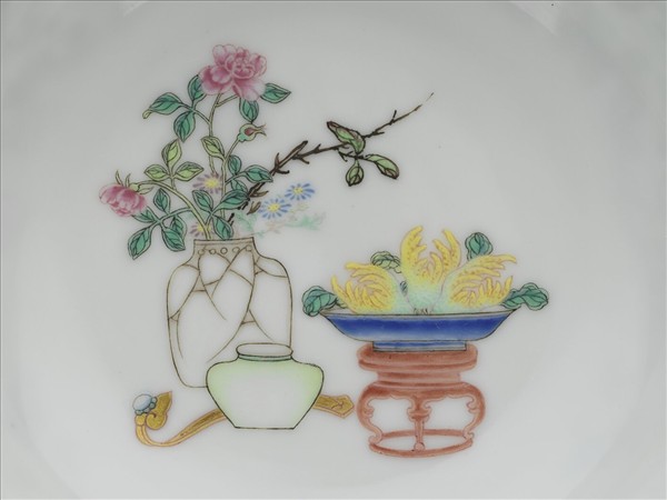 琺瑯彩藍錦地剔花博古花卉碟