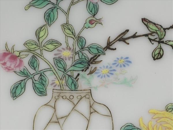 琺瑯彩藍錦地剔花博古花卉碟