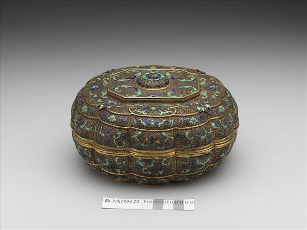 內填琺瑯纍絲福壽卷草紋瓣式盒