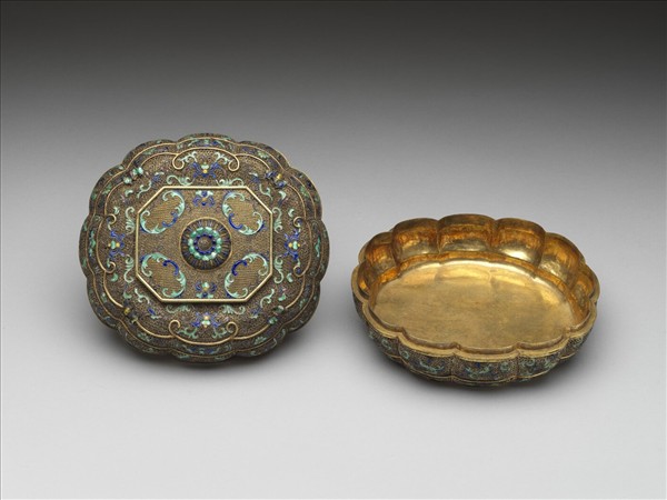 內填琺瑯纍絲福壽卷草紋瓣式盒