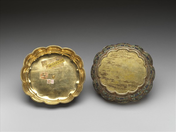 內填琺瑯纍絲福壽卷草紋瓣式盒