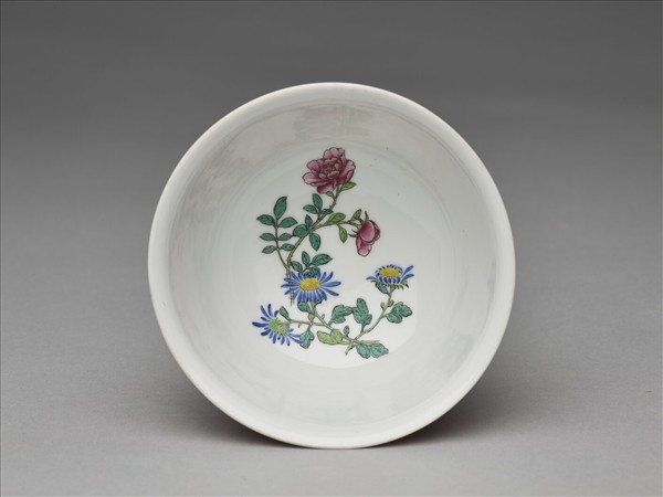 琺瑯彩洋紅地剔花團花碗