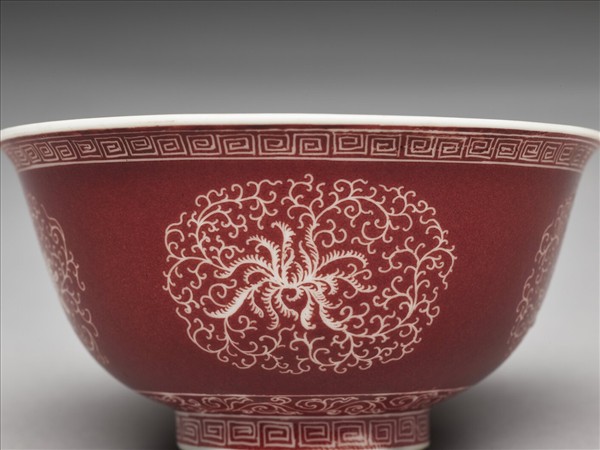 琺瑯彩洋紅地剔花團花碗