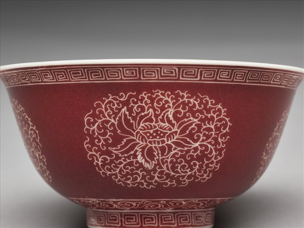 琺瑯彩洋紅地剔花團花碗