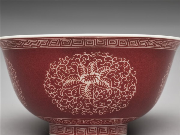 琺瑯彩洋紅地剔花團花碗