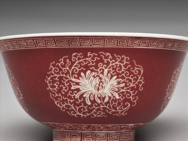 琺瑯彩洋紅地剔花團花碗