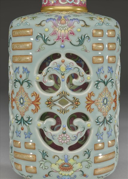 洋彩八卦如意轉頸瓶