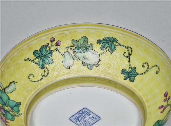 琺瑯彩黃錦地瓜果碟