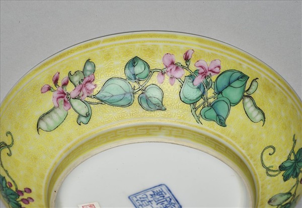 琺瑯彩黃錦地瓜果碟