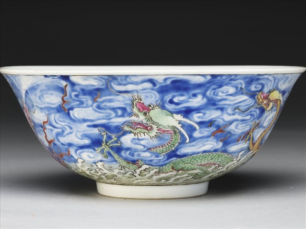 洋彩雲龍碗