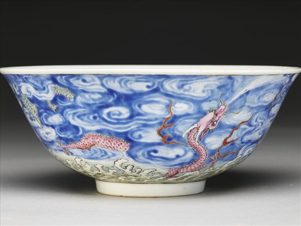 洋彩雲龍碗