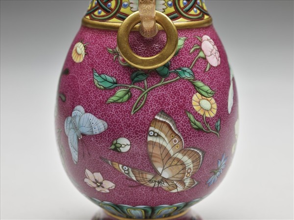 洋彩紅地花蝶紋活環耳瓶