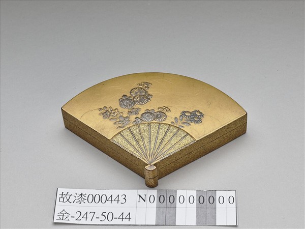 菊蒔繪扇形盒