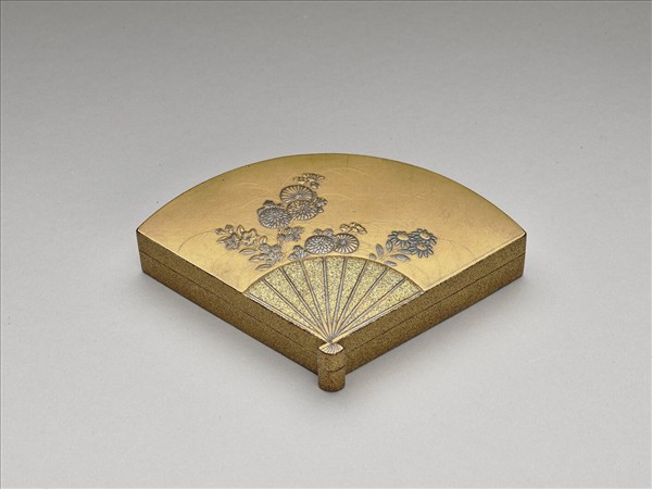 菊蒔繪扇形盒