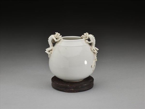 甜白釉雙龍耳瓷尊