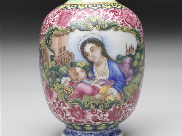 琺瑯彩錦地開光西洋人物貫耳瓶