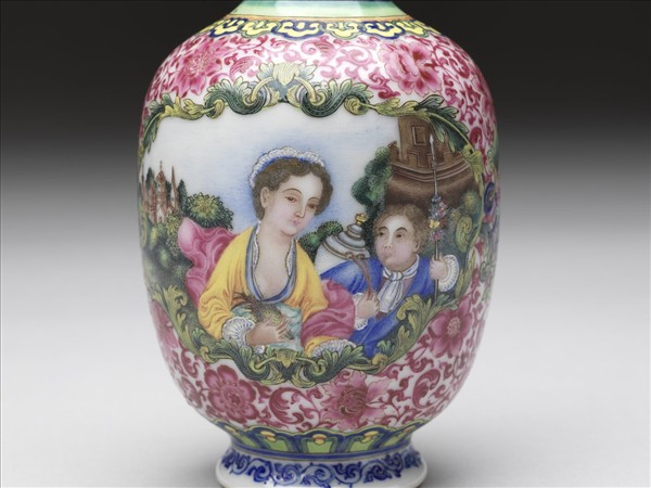 琺瑯彩錦地開光西洋人物貫耳瓶