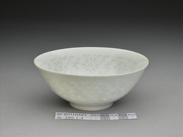 甜白釉透花番蓮紋碗