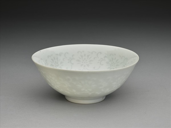 甜白釉透花番蓮紋碗