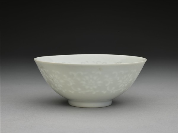 甜白釉透花番蓮紋碗