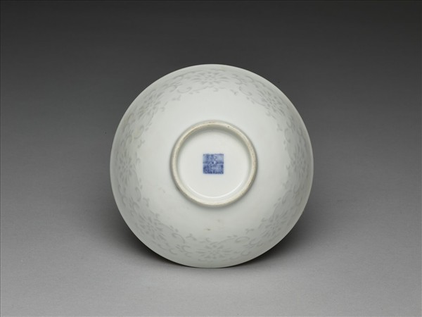 甜白釉透花番蓮紋碗