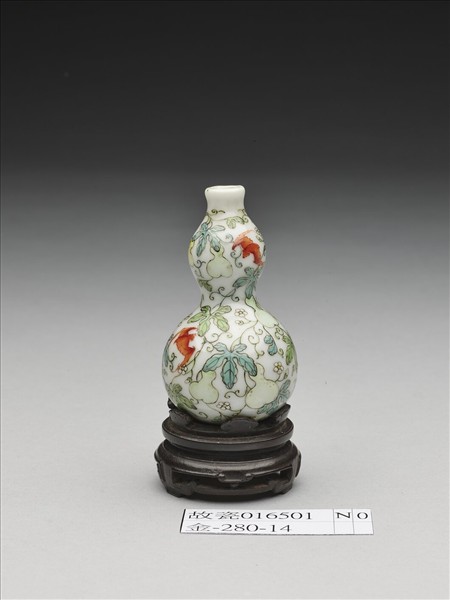 粉彩蝙蝠紋葫蘆瓶