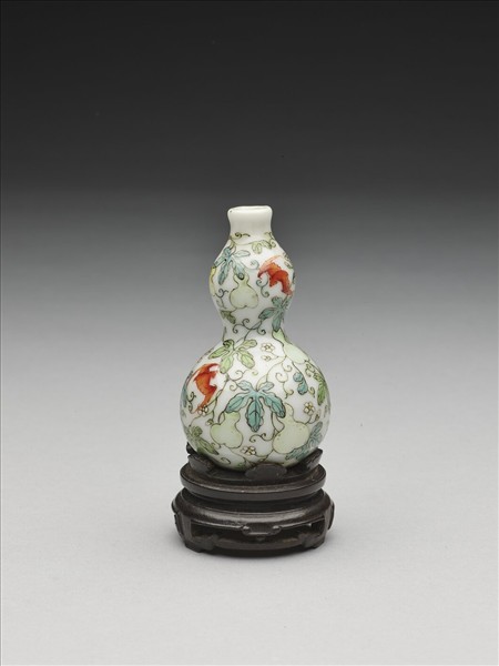 粉彩蝙蝠紋葫蘆瓶