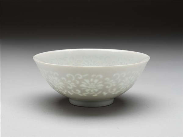 甜白釉透花番蓮紋碗