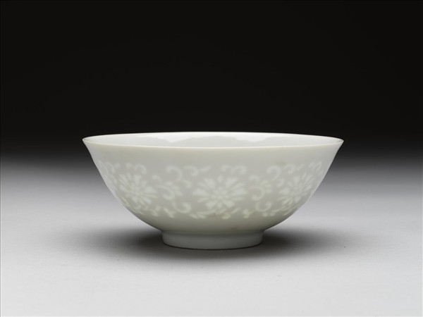 甜白釉透花番蓮紋碗