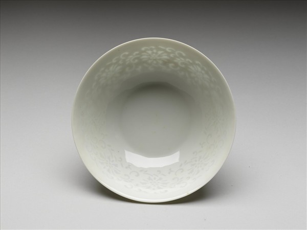 甜白釉透花番蓮紋碗