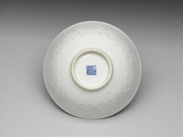 甜白釉透花番蓮紋碗