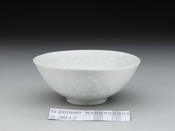 甜白釉透花番蓮紋碗